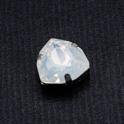 riv-885 Риволи стеклянные треугольник в цапе (опал белый 18 х 18 мм)