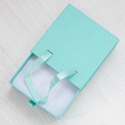 Подарункова коробочка 10х10х3,5 см (бірюзова)