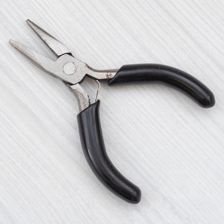 Плоскогубці без насічок (з чорною ручкою)