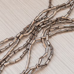 Намистини скляні витягнутий трикутник (4х8 мм) металік