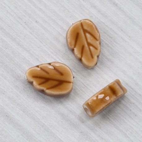 Намистина керамічна, листочок (світло-коричневий)