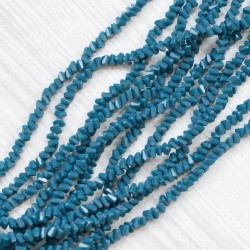 Намистини скляні у вигляді пірамідки (4 мм) темно-блакитні