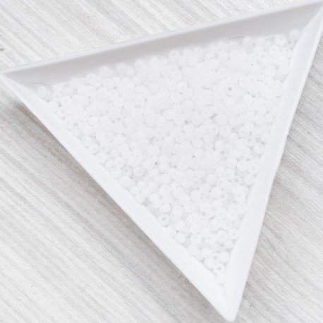 10 - 02090m Бісер чеський, білий матовий